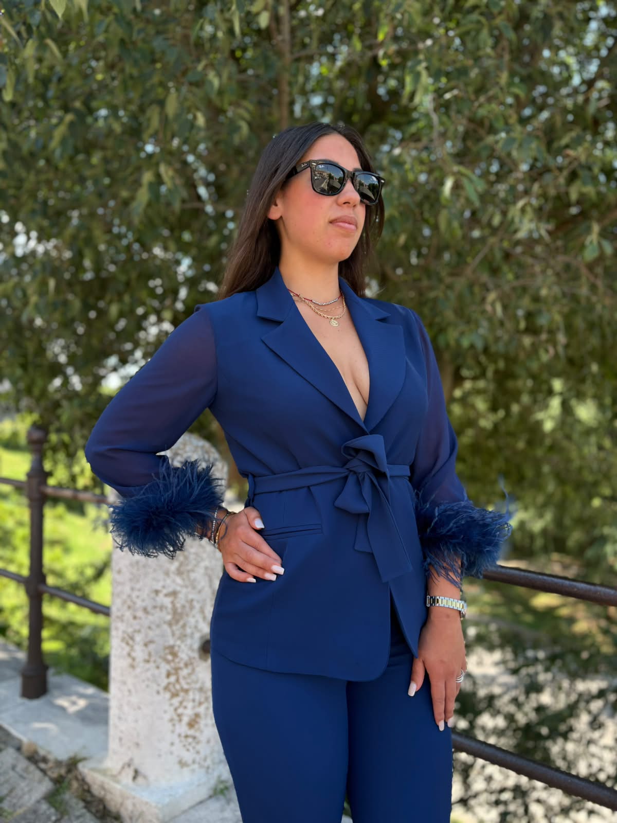 Completo Donna con Maniche Volant e Piume
