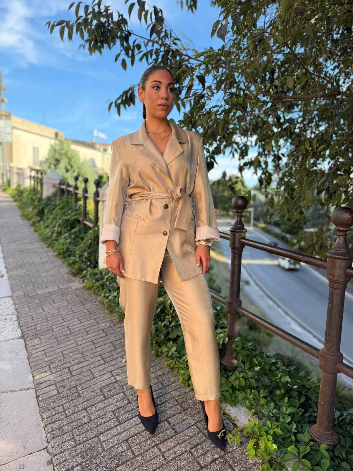 COMPLETO DONNA ORO – GIACCA CON CINTURA E PANTALONE CARROT