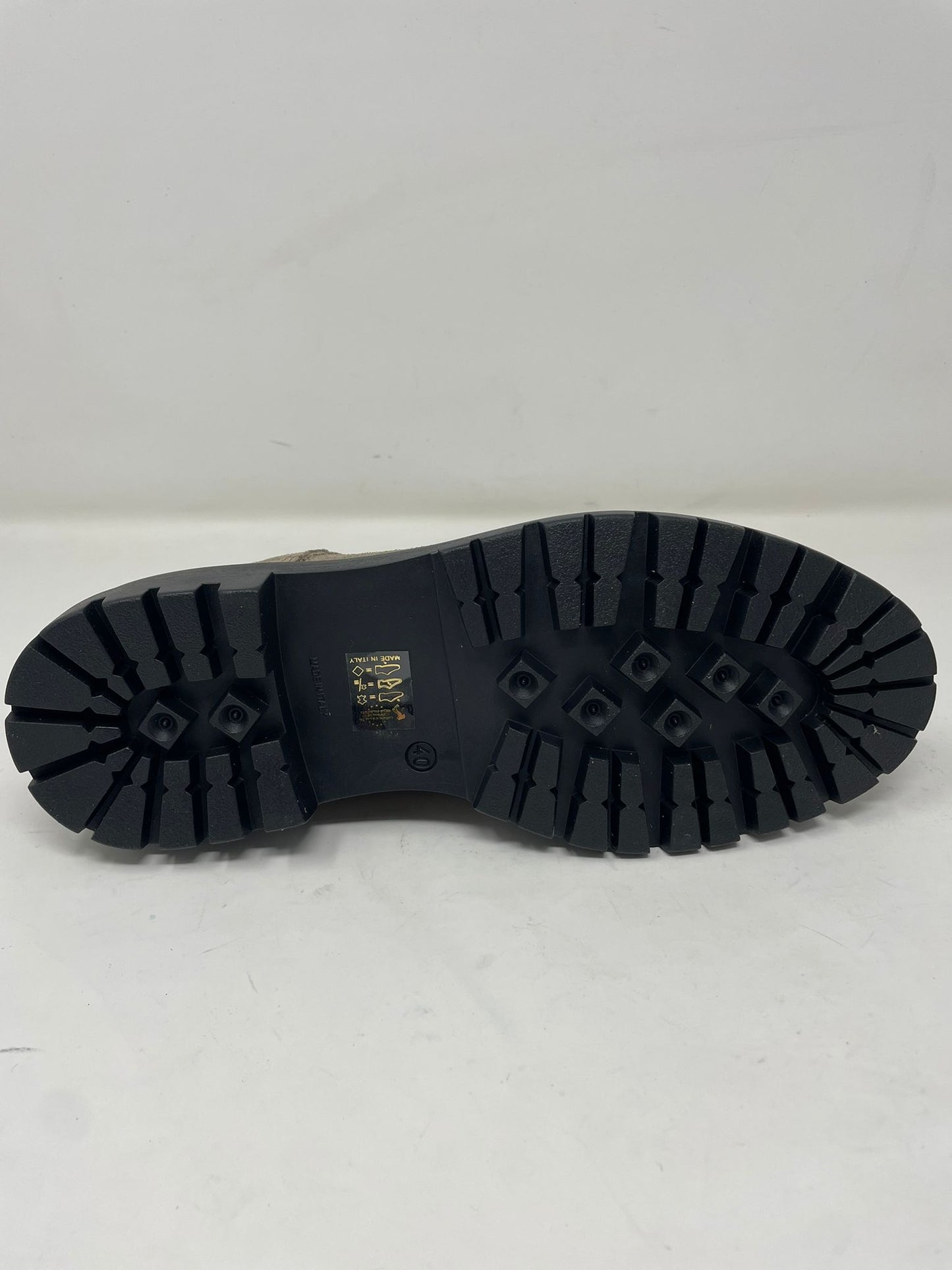 Stivaletto norvegese scamosciata con cucitura ad ago fondo vibram in vera pelle