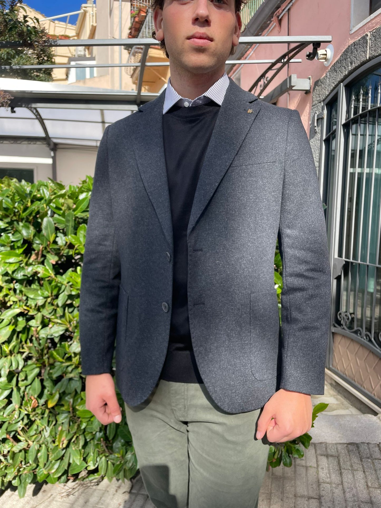 Maglia uomo girocollo sartoriale realizzata con filato pregiato composto all’80% da lana.