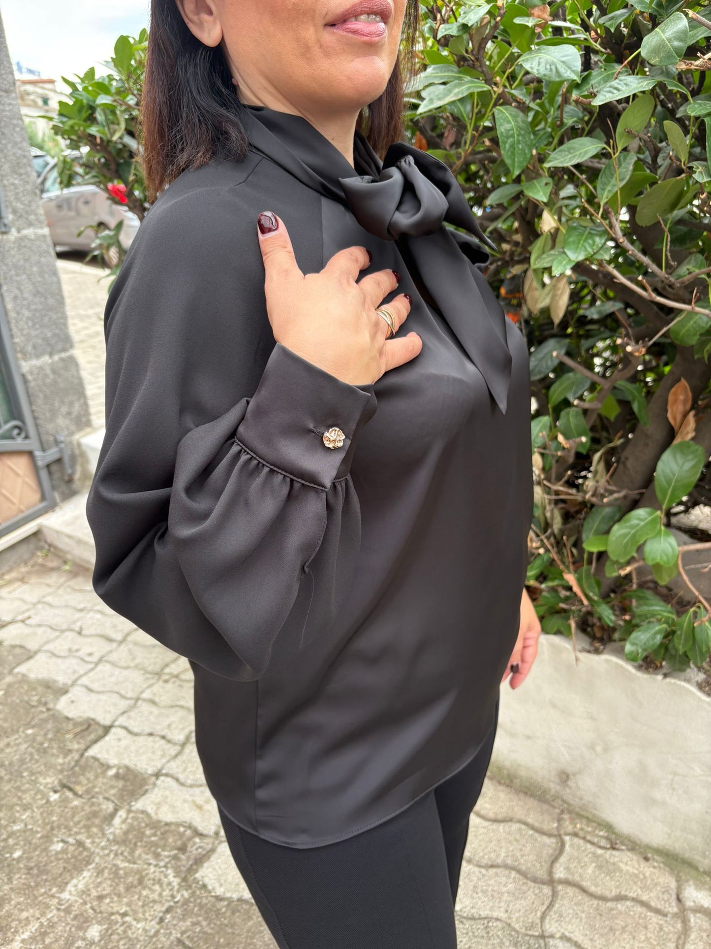 Camicia elegante con fiocco e bottoni gioiello