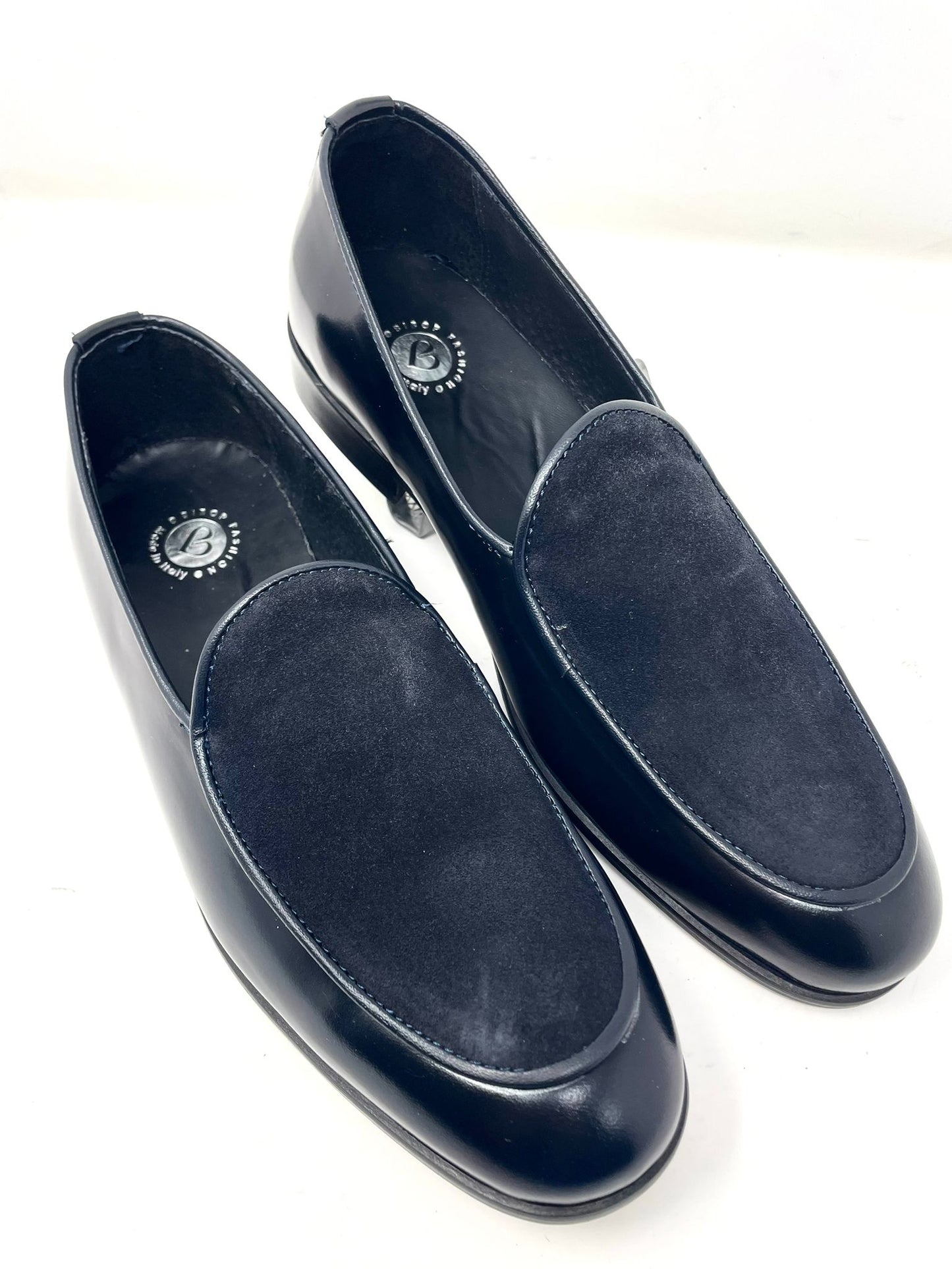 Mocassino in Pelle con Ovalino Scamosciato – Fondo Cuoio Cucito