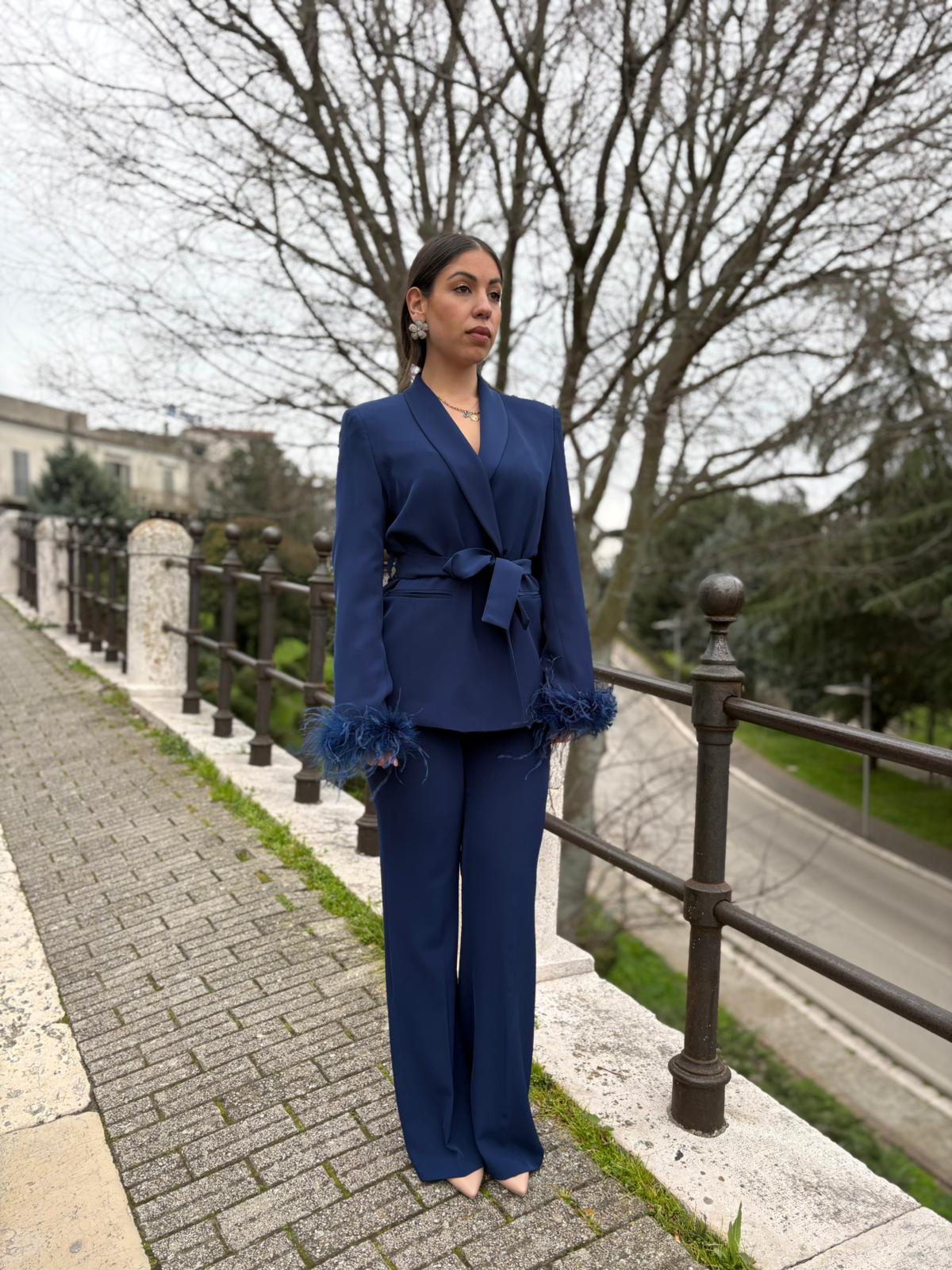 Completo Donna Giacca con Cintura e Boa – Pantalone Palazzo