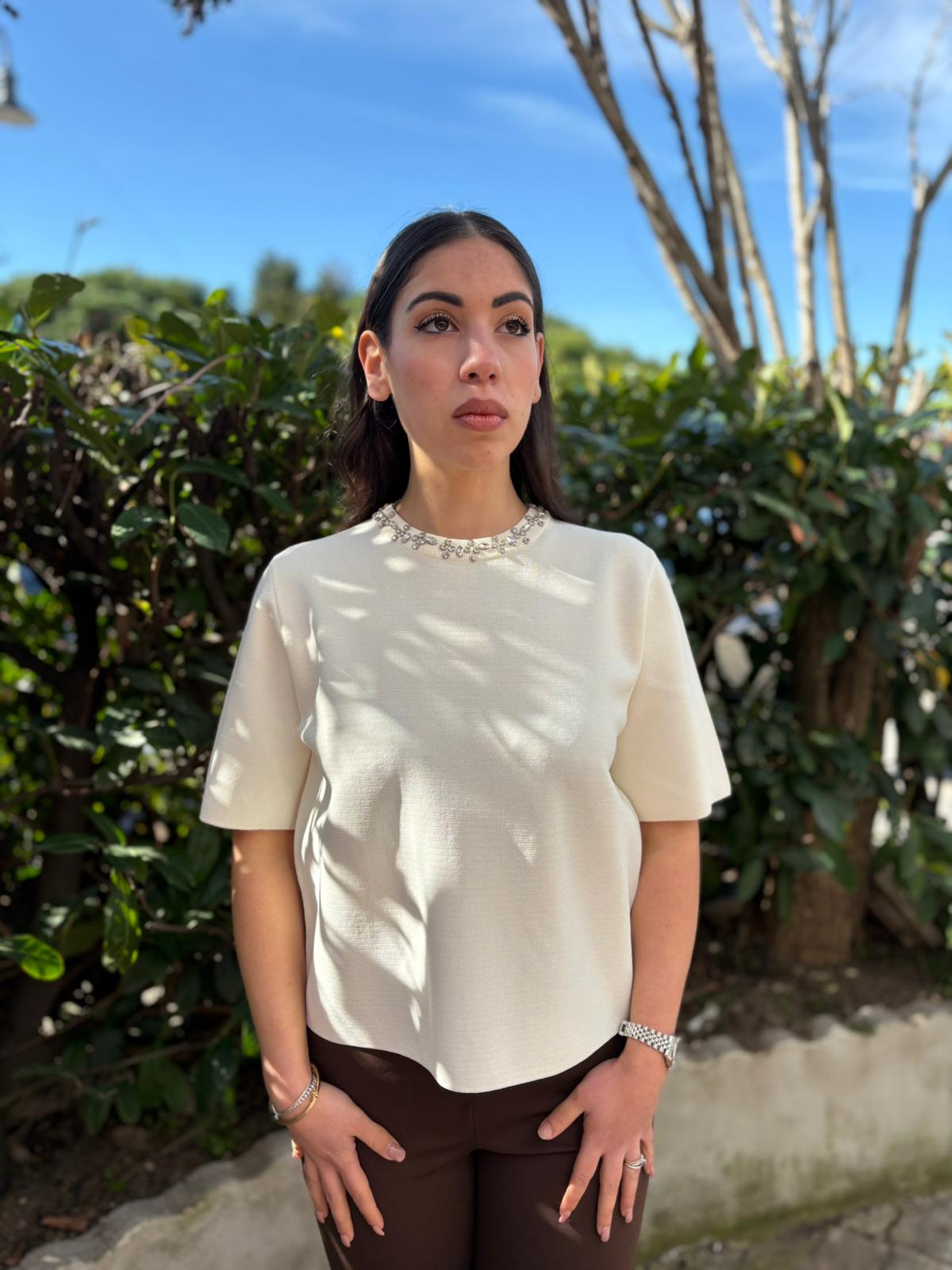 Maglia con apllicazioni effetto colier Mezza Manica – Donna