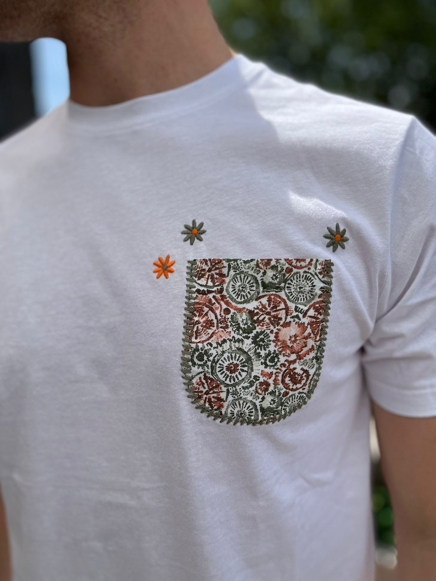T-Shirt con Taschino a Fiori – Uomo