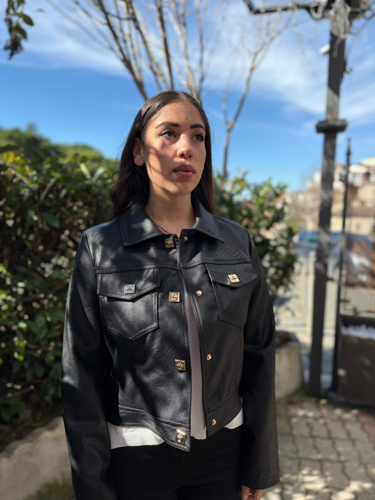 Giacca Donna in Eco Pelle con Rivetti Oro – Modello Camicia, Foderata