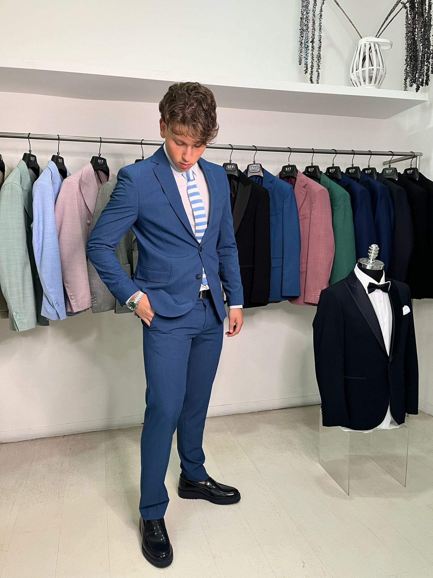 Abito completo 2 pezzi mod Osimhen S 17 Milano
tessuto elasticizzato elegante