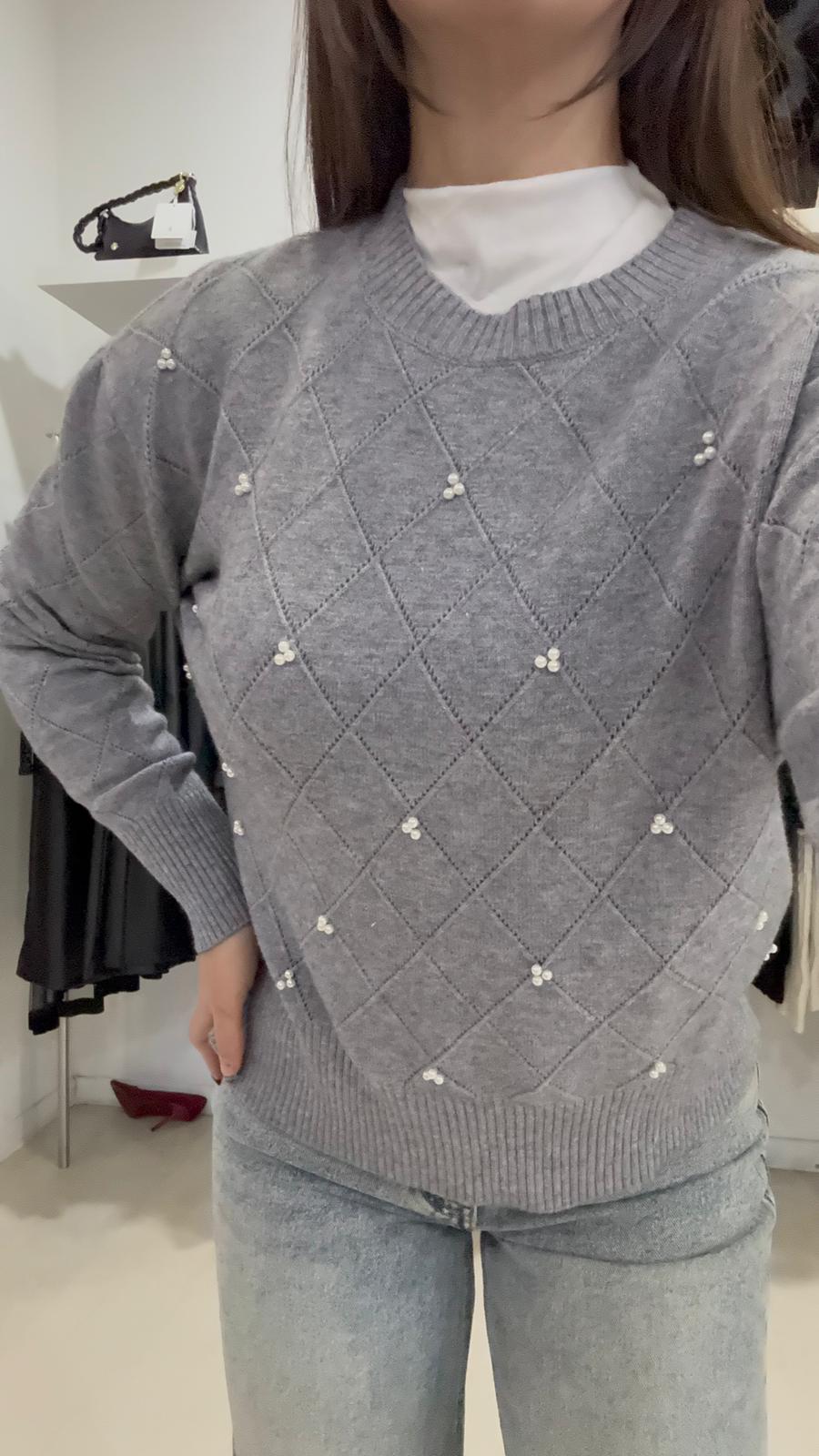 Maglia con ricami a rombi e perle