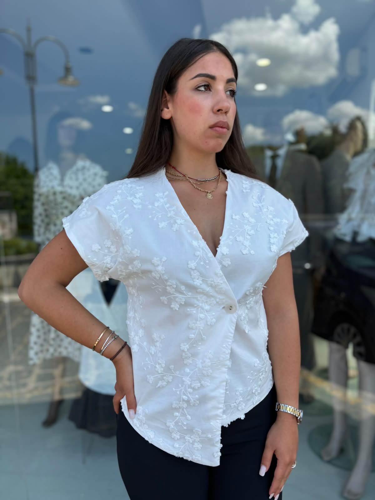 blusa ricamata asimetrica