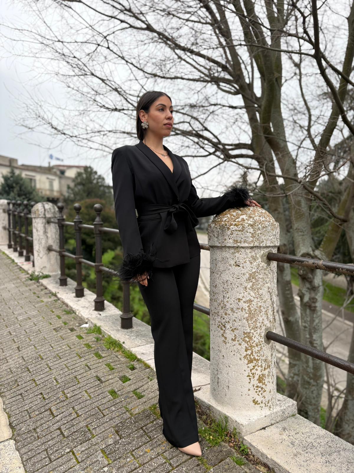 Completo Donna Giacca con Cintura e Boa – Pantalone Palazzo