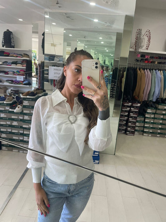 Maglia con fiocco e spilla cuore