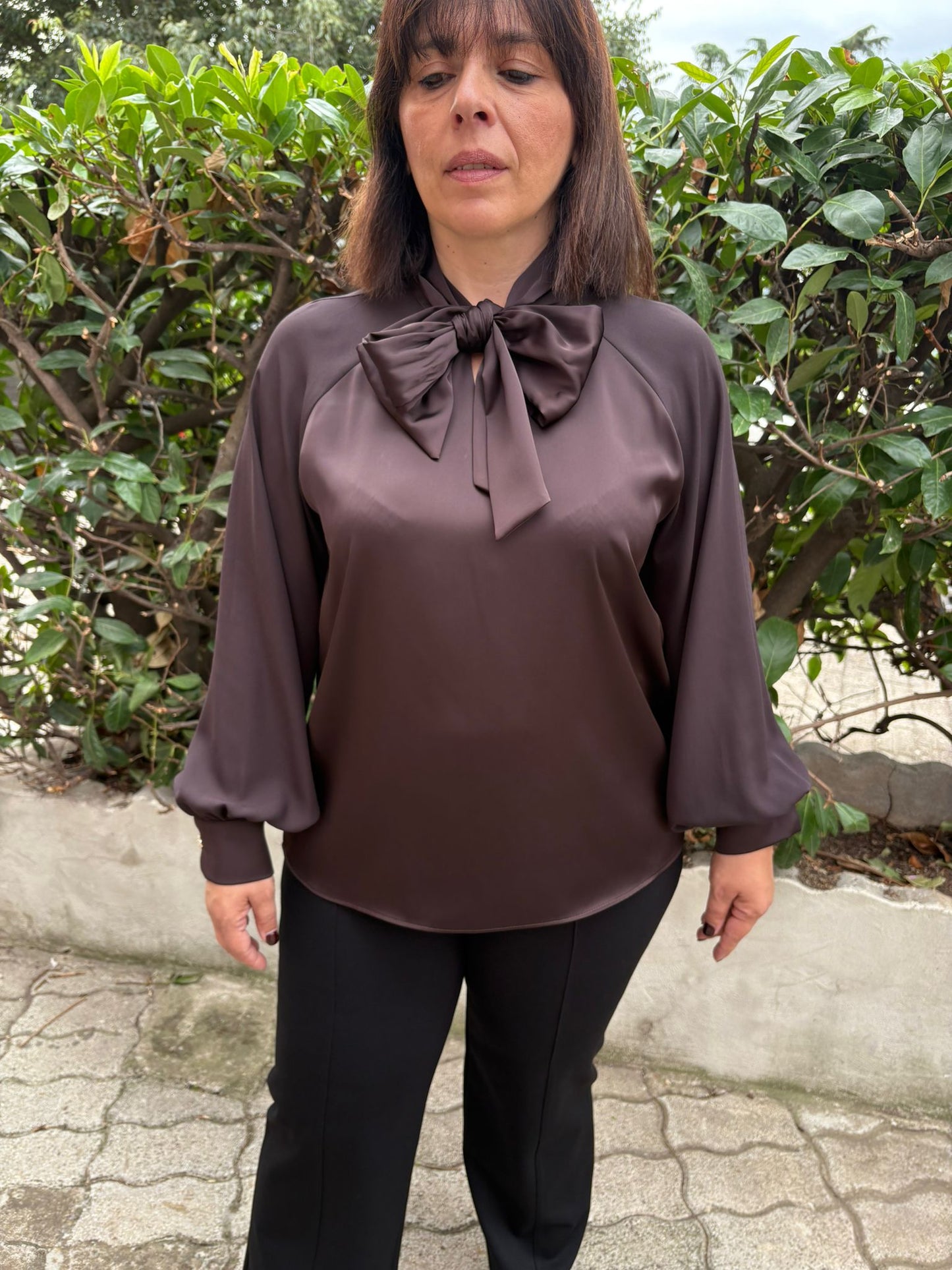 Camicia elegante con fiocco e bottoni gioiello
