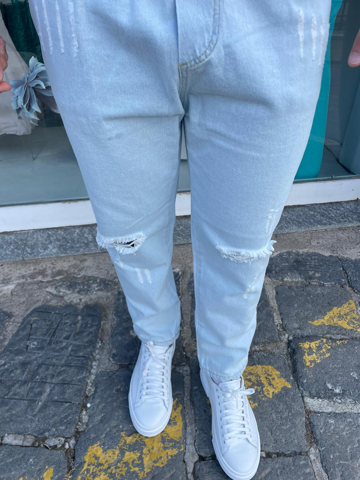 Jeans con elastico e strappetti