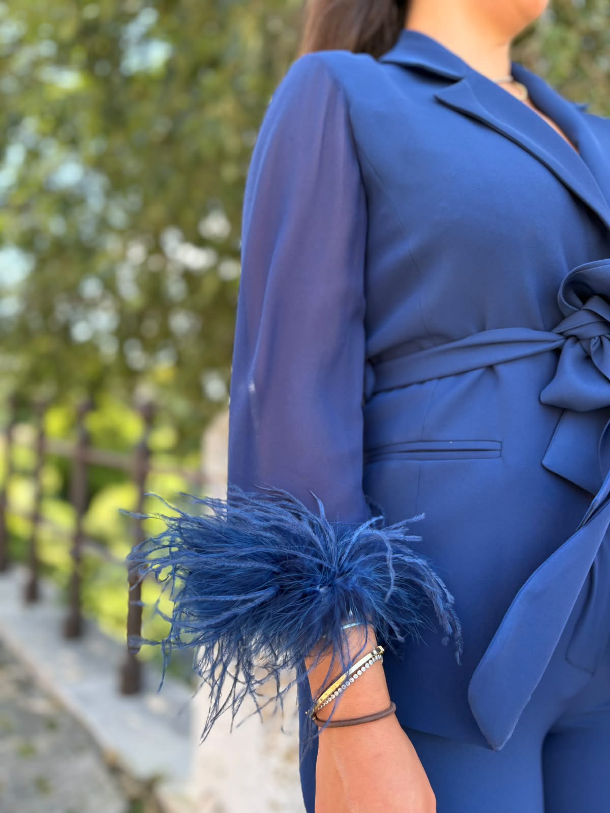 Completo Donna con Maniche Volant e Piume