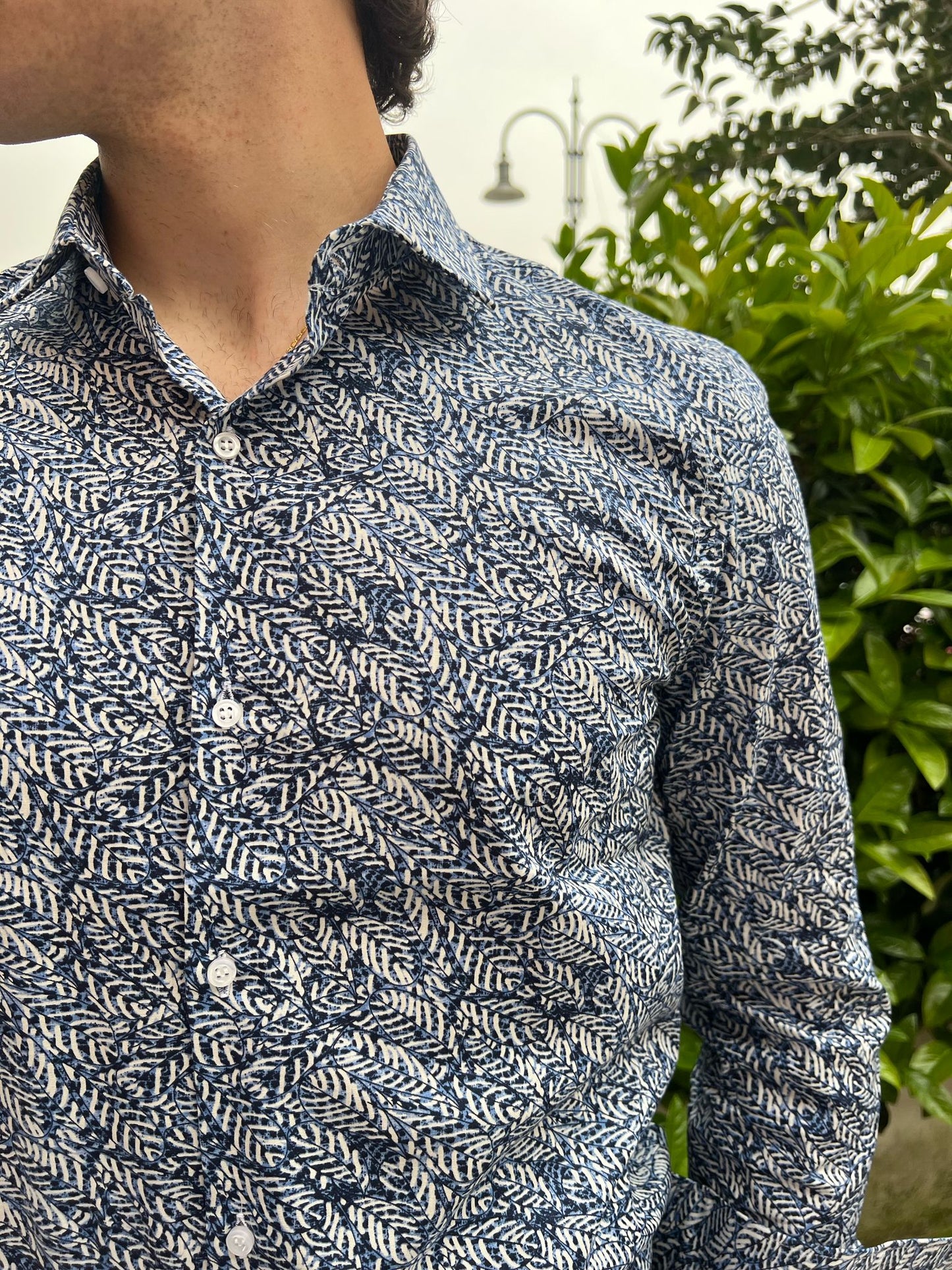 La camicia da uomo in fantasia foglie slim, Made in Italy
