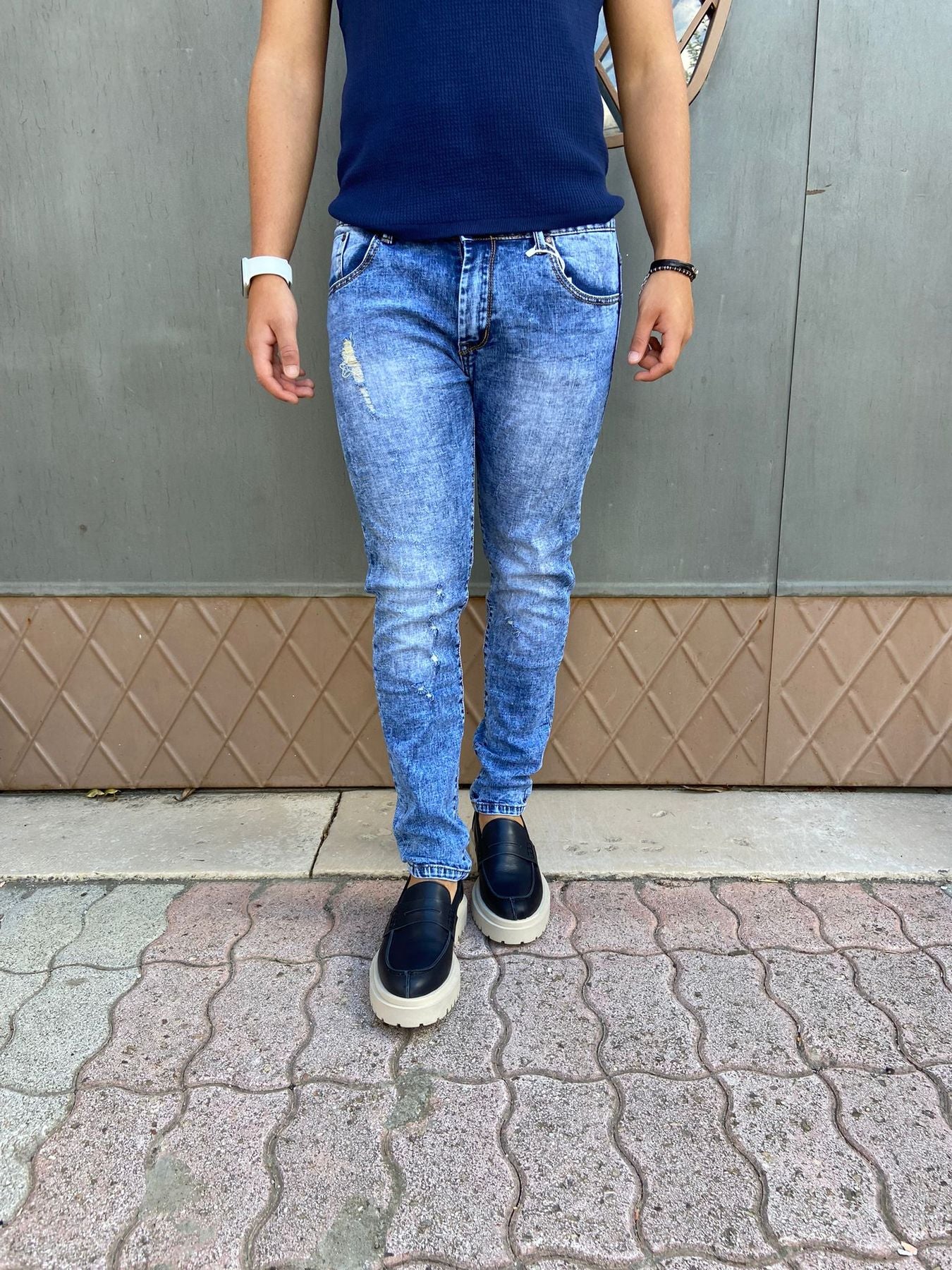 Marble effect ripped men's jeans