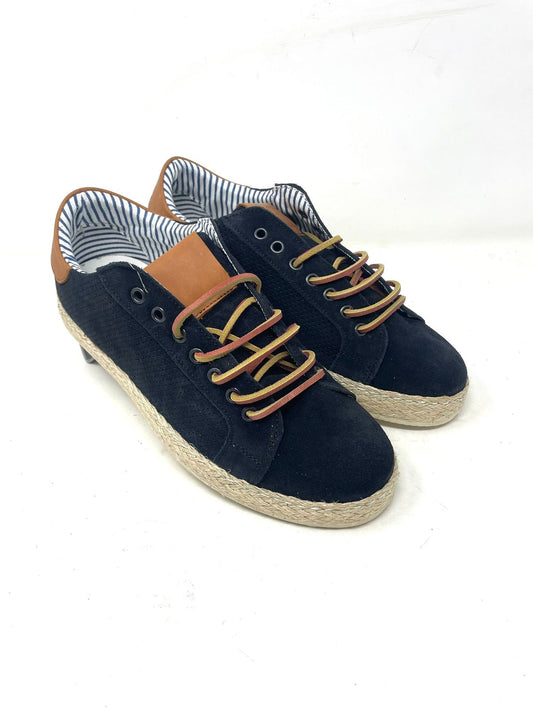 Spanish perforated suede lace-up
 rubber bottom