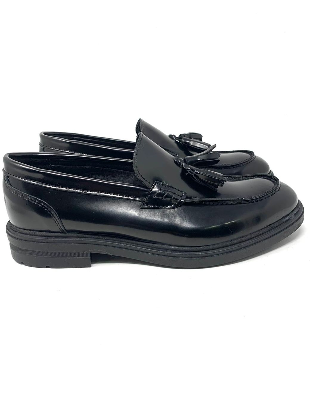 Tassel moccasin in abraivated leather with light rubber sole 