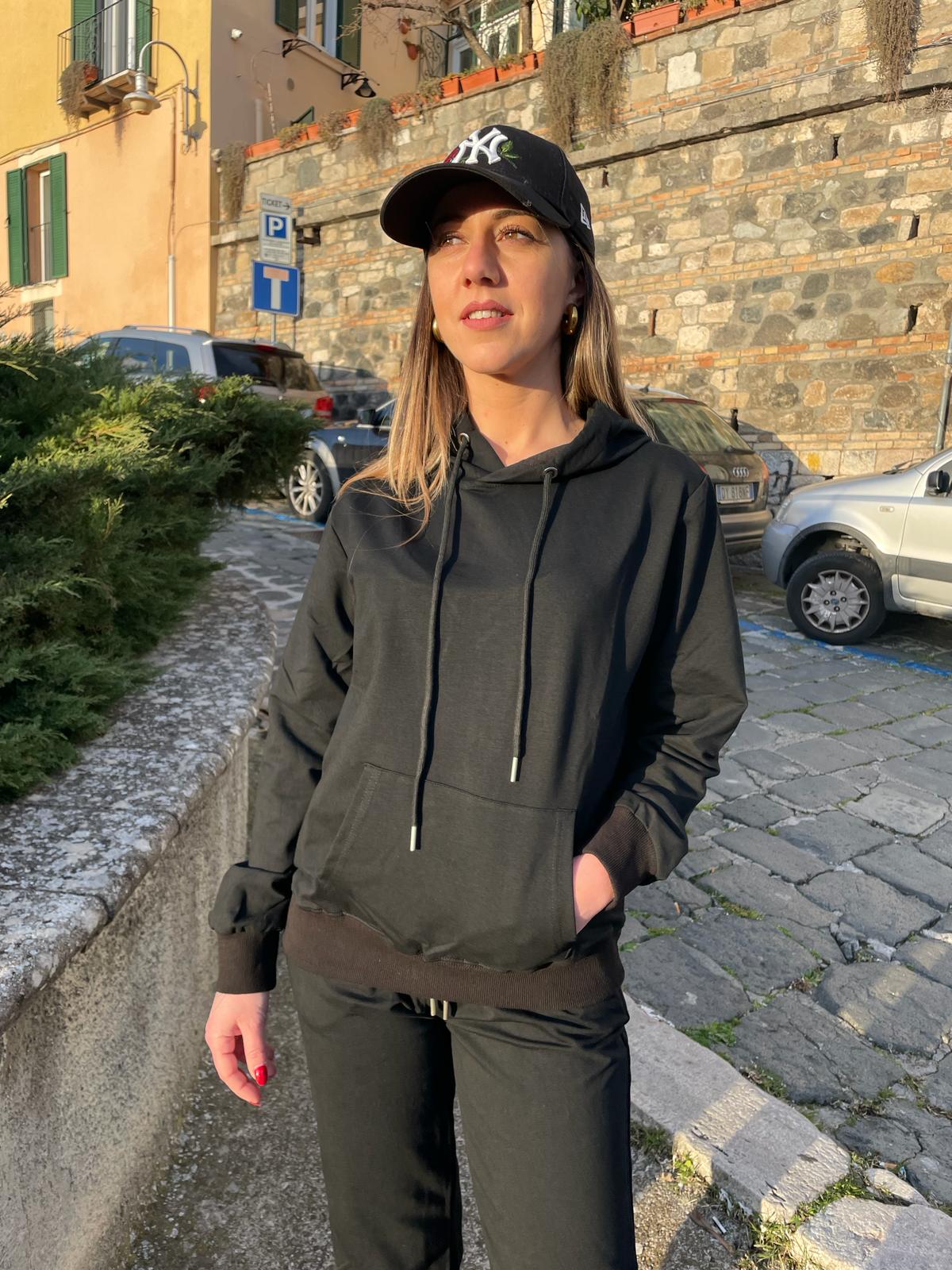 tuta completa con maglia con tasche e cappuccio