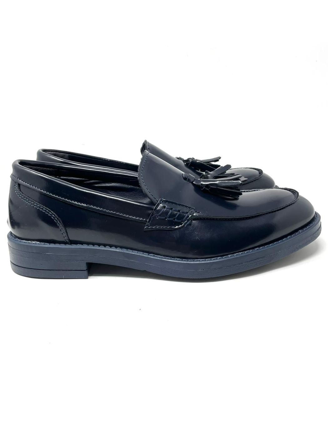 Tassel moccasin in abraivated leather with light rubber sole 