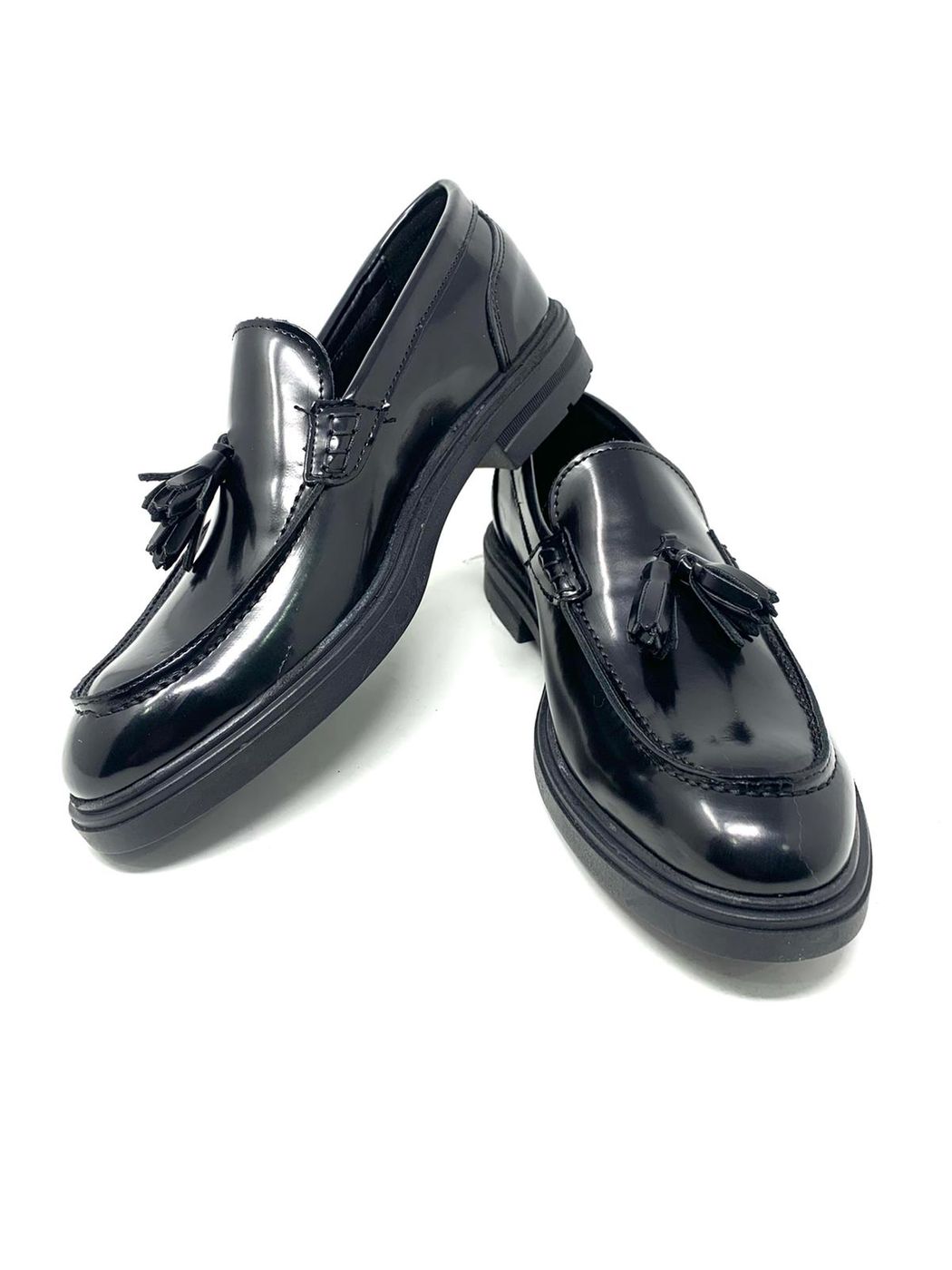 Tassel moccasin in abraivated leather with light rubber sole 