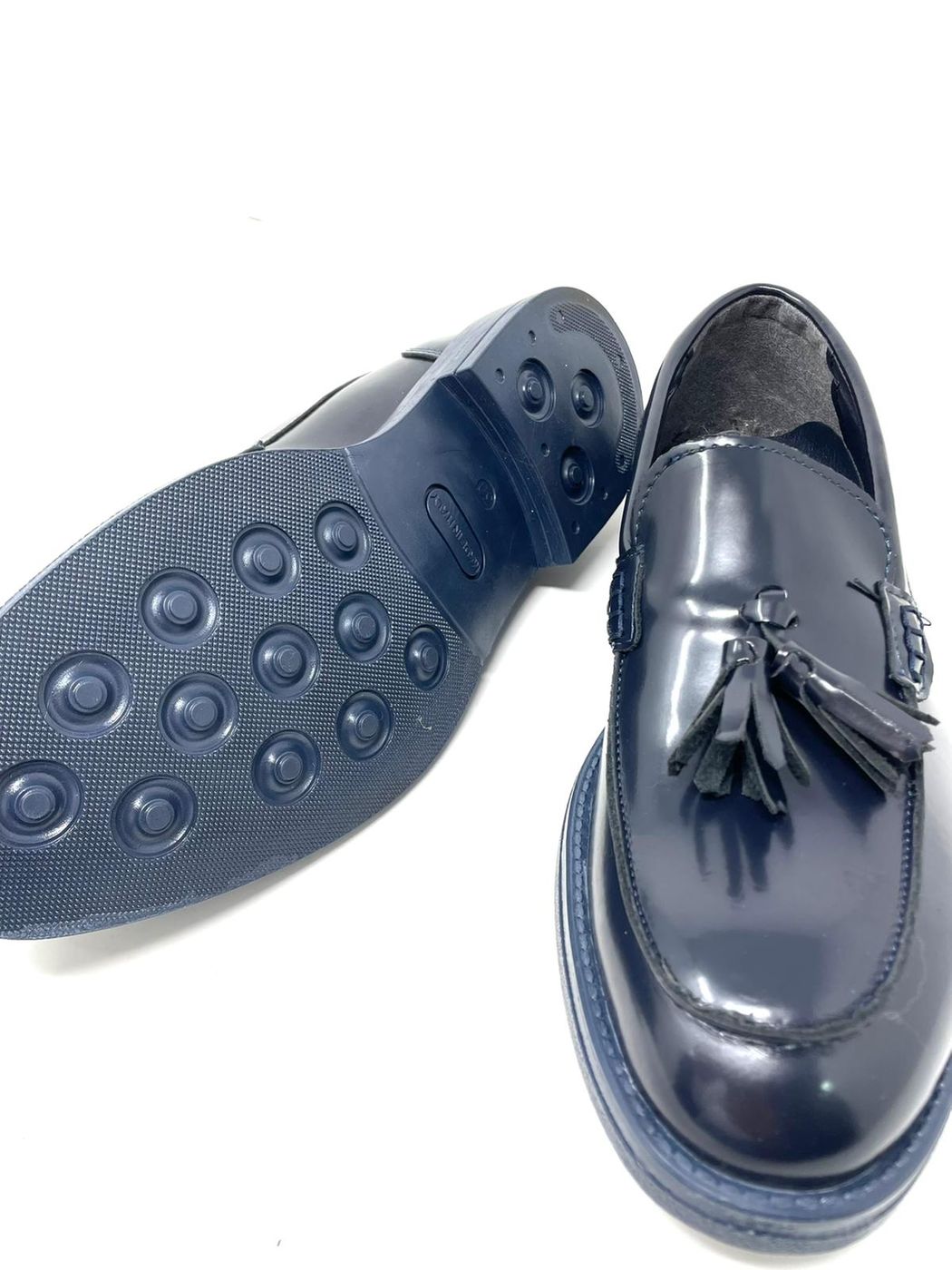 Tassel moccasin in abraivated leather with light rubber sole 