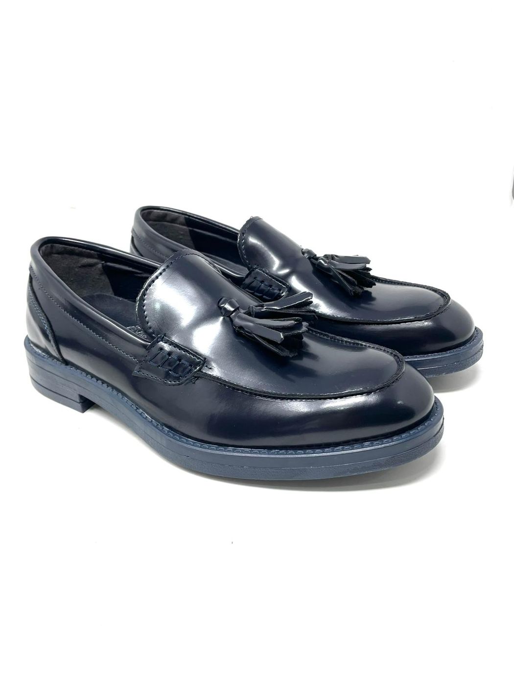 Tassel moccasin in abraivated leather with light rubber sole 
