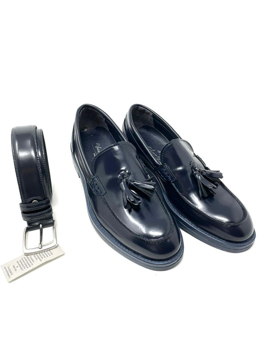 Tassel moccasin in abraivated leather with light rubber sole 