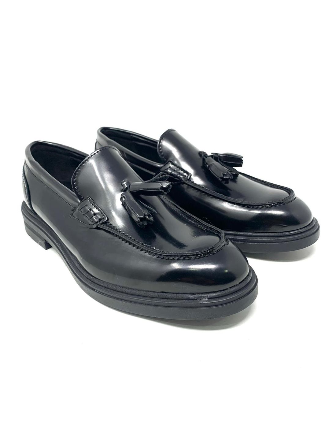 Tassel moccasin in abraivated leather with light rubber sole 