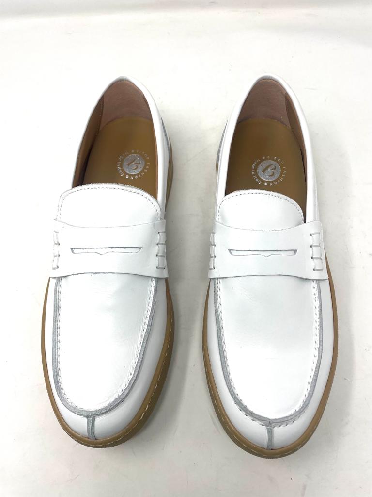 Real leather boat moccasin with amber base