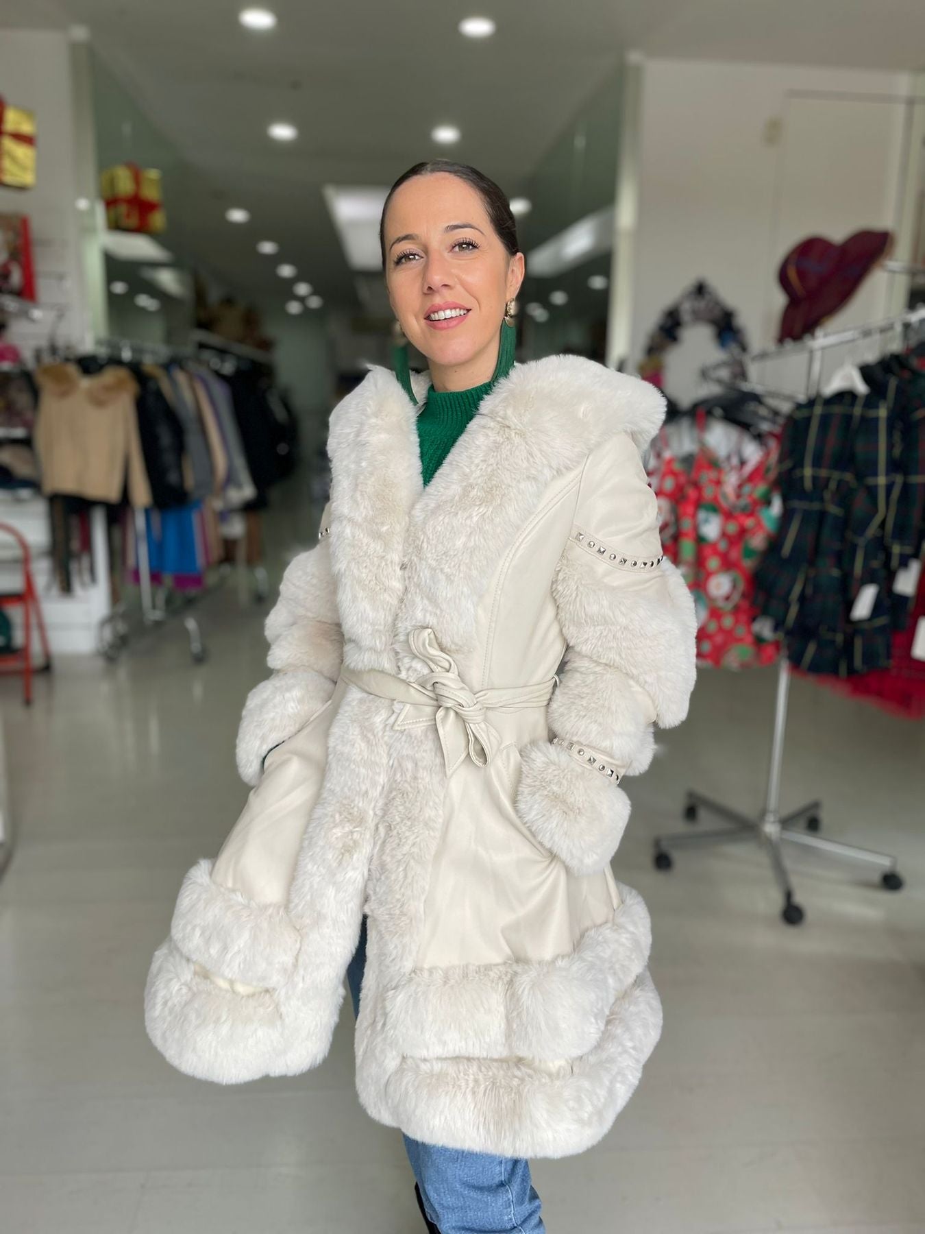 Cappotto lungo pelliccia e borchie