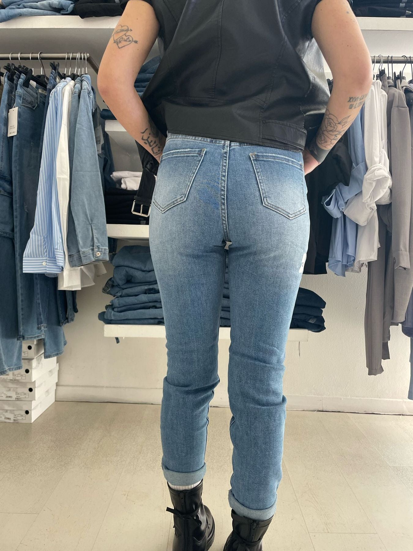 Jeans mom fit chiaro con strappetti elasticizzato