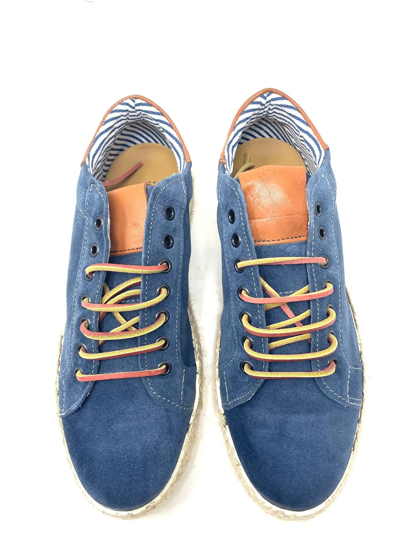 Spanish perforated suede lace-up
 rubber bottom