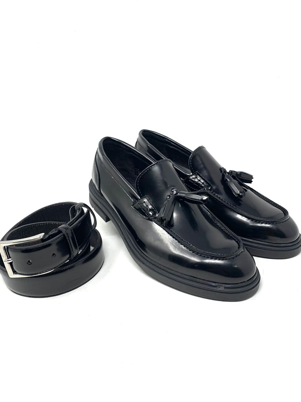 Tassel moccasin in abraivated leather with light rubber sole 
