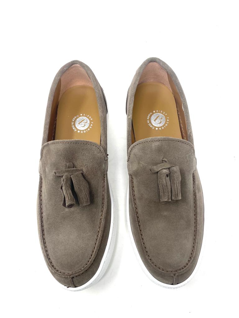 Boat moccasin with tassels in suede rubber sole