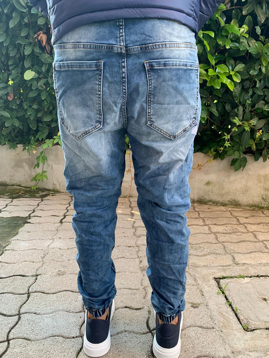 Faded jeans with elastic waist and ankle