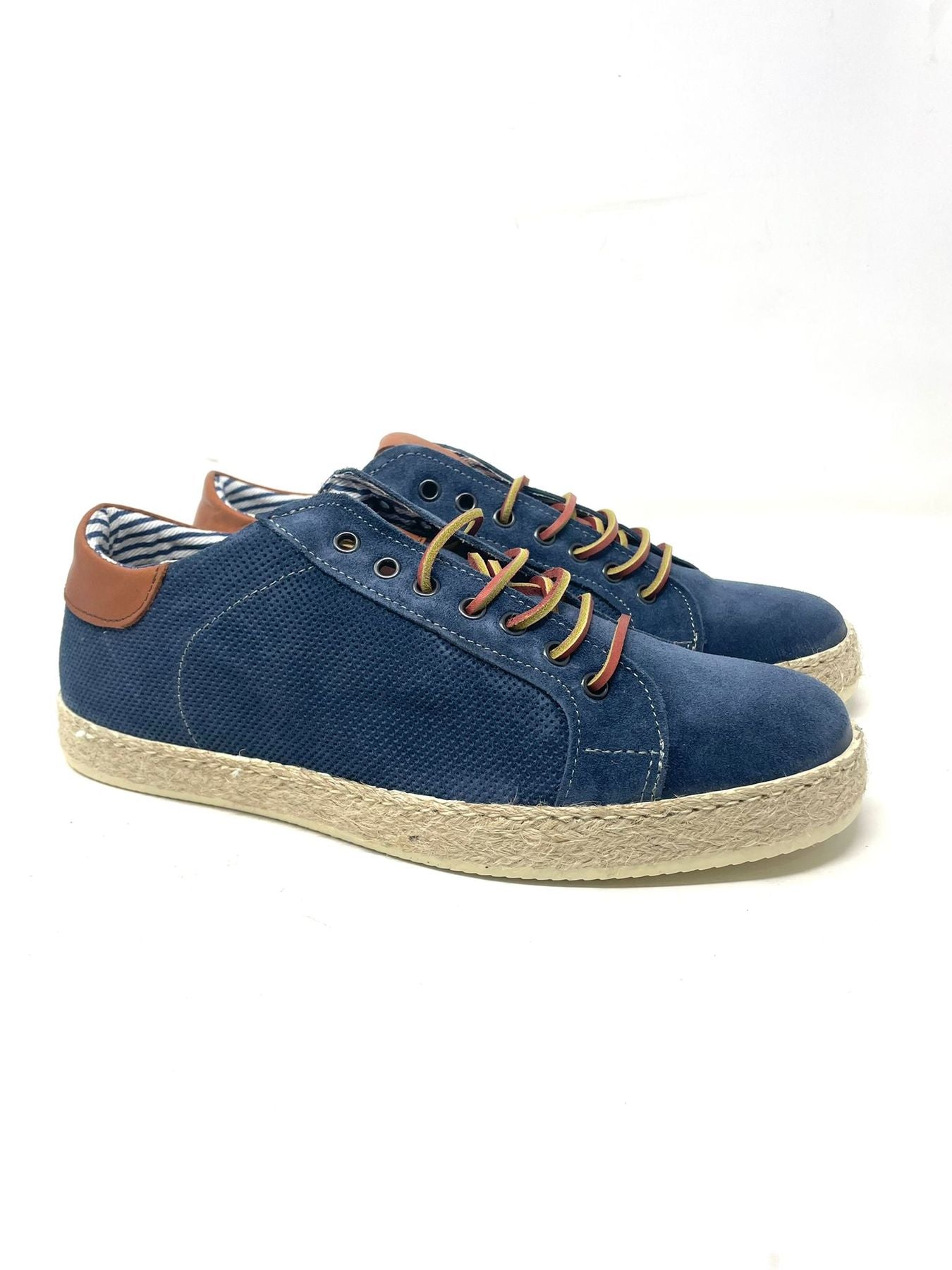 Spanish perforated suede lace-up
 rubber bottom