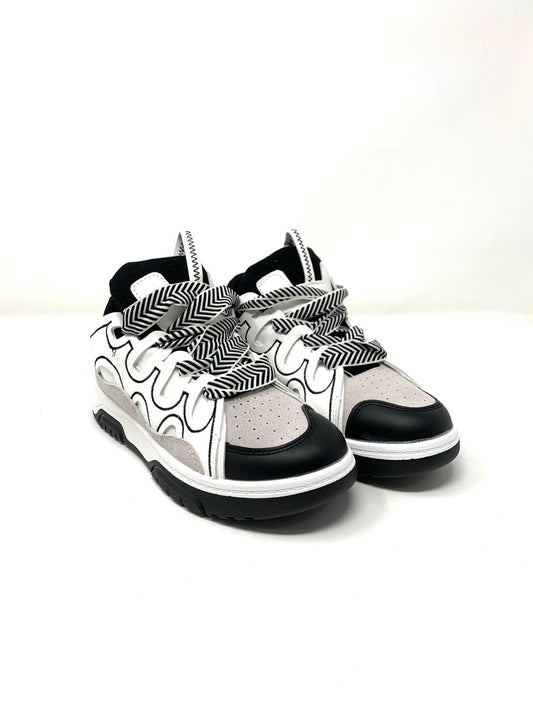 Women's sneakers with two-tone colored laces