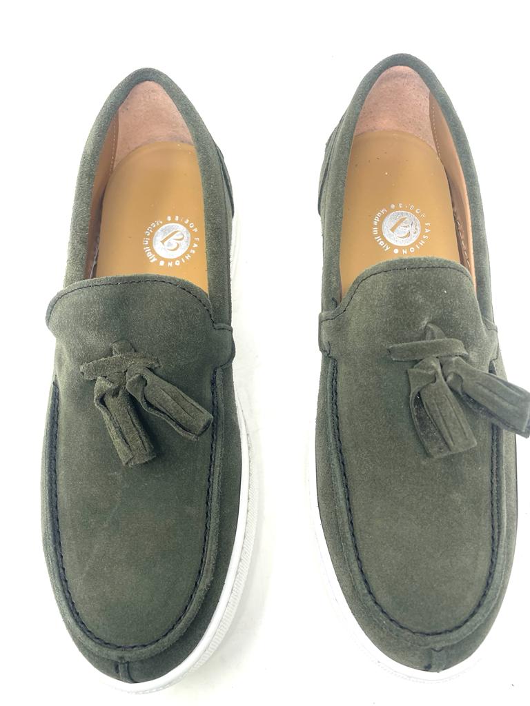 Boat moccasin with tassels in suede rubber sole